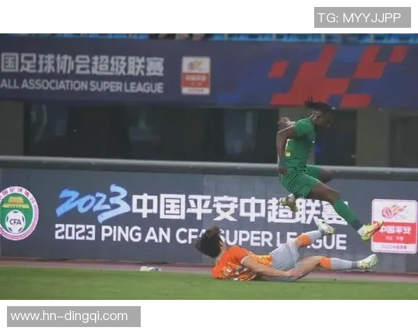 杭州足球队配合引发热议球迷对战术和默契提出不同看法